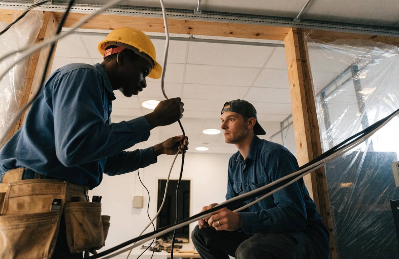 Why Electricians Need Strong Online Profiles and Booking Options